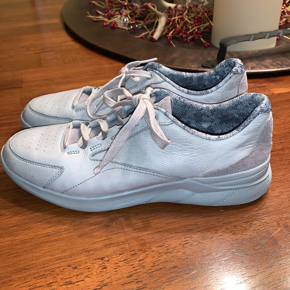 WOMENS UNDER ARMOUR SNEAKER SIZE 8